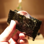 富小路 やま岸 - 鯖寿司海苔巻き 手こね寿司 シソ、胡麻、ミョウガ