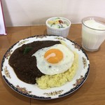 かれーの店 ポカラ - ポークカレー + 目玉焼き