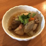 おおはま - お通し。
      この日は筑前煮でした。
      提供する毎に温め直してくれ、温かい状態でいただけます。
      優しい味で美味しかったです。