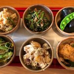 おおはま - 左上から時計回りに、
                                ・しっとり鶏おから
                                ・ほうれん草と焼き舞茸の胡麻和え
                                ・茄子の揚げ浸し
                                ・厚揚げとピーマンのピリ辛味噌炒め
                                ・柿とさつまいもとくるみの白和え
                                ・ブロッコリーと豆もやしのナムル風