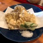 おおはま - ◆しらこの舞茸の天ぷら（900円）：◎
                                揚げたてのしらこは、とろりとしてなんとも滑らかな食感。
                                旨味が凝縮してて、これはお酒によく合います。
                                舞茸の天ぷらも間違えのない美味しさですね。