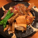 おおはま - ◆金目鯛かぶと煮（950円）：◎
                                金眼の他に、よく味の染みた牛蒡・豆腐も盛られてます。
                                金目は食べる部分は少ないものの、臭みはなく味付けは抜群。
                                また牛蒡と豆腐にも旨味が染み込んでおり、美味しいです。