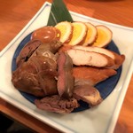 おおはま - ◆自家製燻製盛り合わせ（700円）：◯
      ゆで卵・鶏ささみ・鶏レバー・鶏ハツの盛り合わせ。
      スモークの香ばしさにお酒が進みます。
      ただ鶏レバーは臭みが気になってしまい、箸が進みませんでした。