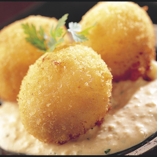 コロッケや刺身など、上質な蟹を贅沢に味わえるお料理が自慢