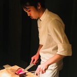 USHIGORO S. - 皆が注目するなか、大事にお肉を切っていきます