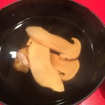 龍文支店 - 松茸のお吸い物。泥臭さを無くす為に外側を手で丁寧に剥いて有ります。