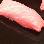 龍文支店 - 本マグロの大トロ。キラキラ光って、とても綺麗です。