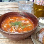 トラスパレンテ - ダイコンと五穀のスープ。