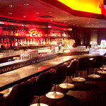 ダイニングダーツバーBee - 内観写真:平日も満席になるＢＡＲカウンターは早いもの勝ち♪