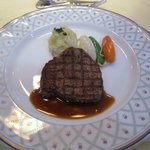 レストラン唐津迎賓館 - Bコースのお肉料理は羊と牛から選べました、こちらは牛フィレ肉のステーキの赤ワインソース添えです