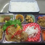 福山まるたま - まるたま弁当410円 鶏の甘酢あんかけと焼きそば（2017.11.06）