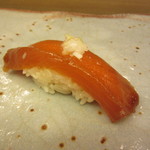 すし善 - 北海道沿岸産のキングサーモンの醤油漬け