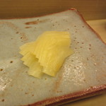 すし善 - ガリ　その場でカットして提供