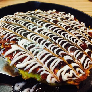 Okonomiyaki, which has inherited the taste of a popular restaurant, is also available takeaway.