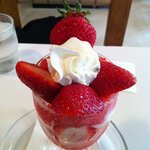 フルーツパーラーフクナガ - ストロベリーパフェ900円