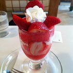 フルーツパーラーフクナガ - ストロベリーパフェ900円