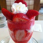 フルーツパーラーフクナガ - ストロベリーパフェ900円
