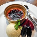 Bistro Refectorium - 南瓜のクレームブリュレ シナモン風味 季節のフルーツのコンポートと共に