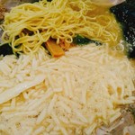 壱発ラーメン - コイカタでお願いしました。麺はラーショに良くあるような黄色いむっちりとしたちょいウェーブ細麺。手前に見える大和芋のとろろはすりおろしではなく小さく細長くカットされたもの。