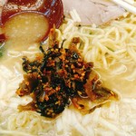 壱発ラーメン - 自家製と思われる｢激辛｣高菜漬けも合います。