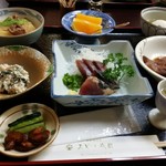 みやこ旅館 - 宿の夕飯(食前酒、鰹ﾀﾀｷ、鰈煮付、肉じゃが、長芋まんじゅう、白和え、お椀、白米、漬物、オレンジ)