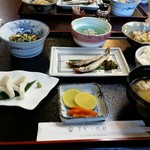 みやこ旅館 - 宿の朝飯(シシャモ、ニラしめじの卵とじ、かまぼこ、炒り豆腐、しらす大根おろし、お椀、白米、粥、漬物、コーヒー)