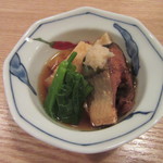 蕎堂 壮 - お通しの「秋刀魚と油揚げの煮物」
