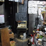 Yakiton Yagishita - 厨房と黒板メニュー