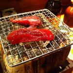 魚 しんのすけ - まぐろの頬肉　炙ります！