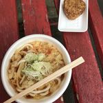 立ち喰いそば 酒蔵 - たぬきうどん、焼きおにぎり
            