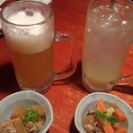 土風炉 - ビールは出て来て３秒でこの泡。
            しかも、ぬるい。これで630円。
            生グレサワーは、デカイ種がごろごろしてました。コスパ激悪し！