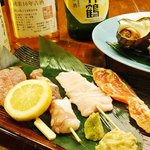 Tairyou Sakaba Uotaru Honten - 魚串は1本280円より注文承っております。魚串盛合わせ（3本）720円もオススメ