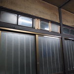 庚申酒場 - ガムテープ留めです