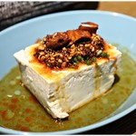 辛ちー鍋 とんがらし - とんがらし豆腐　330円 上にデッカイ唐辛子が乗っかってますが、これが美味いんですこれが。