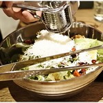 辛ちー鍋 とんがらし - お通しのサラダ。チーズはたっぷりとかけてもらいましょう！1人280円です。