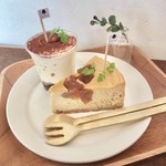 アンズトモモ - キャラメルりんごのチーズケーキ 480円(税込)
      ティラミス 430円(税込)