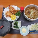 平八郎荞麦面和炸鸡套餐