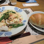鎌倉パスタ - 松笠イカと焼筍のパスタとバジルロールのセット