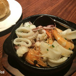 グリエ ジョー - 有頭エビとイカのニンニクオリーブ煮 パン添え / 1200円