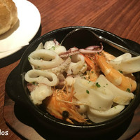 グリエ ジョー - 有頭エビとイカのニンニクオリーブ煮 パン添え / 1200円