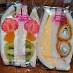 Meruhen - フルーツミックススペシャル(イチゴ)¥388とチーズチキン大葉巻き&玉子サンド
