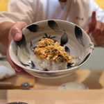 味あら井 - 山国川津蟹の味噌とシャリを合わせます