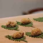 味あら井 - 紫蘇の上に山国川津蟹の味噌とシャリ＆雲丹