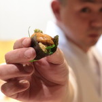 味あら井 - 山国川津蟹の味噌とシャリ＆雲丹を紫蘇で巻き提供です。