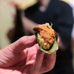 味あら井 - 山国川津蟹の味噌とシャリ＆雲丹を紫蘇で巻き提供です。