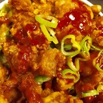 えびすこ本場所 - 豆板醤ベースのソースが掛かっています【料理】 