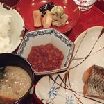 割烹 新多久 - 強肴と食事；肴は"しょうゆはらこ"と"塩引鮭", 飯が進みますね. 味噌椀の具は岩船麩です @2017/10/22