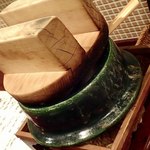 割烹 新多久 - 陶製の羽釜；竈から下したばかりが据えられました(o^-')b @2017/10/22