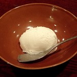 割烹 新多久 - 水菓子；酒粕(〆張月)のアイスクリーム. 鎚目の匙は燕三条製でしょう @2017/10/22