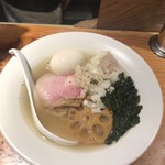 要の塩 - 《魚介スープに特製背脂を合わせた》塩そば　　￥1,000